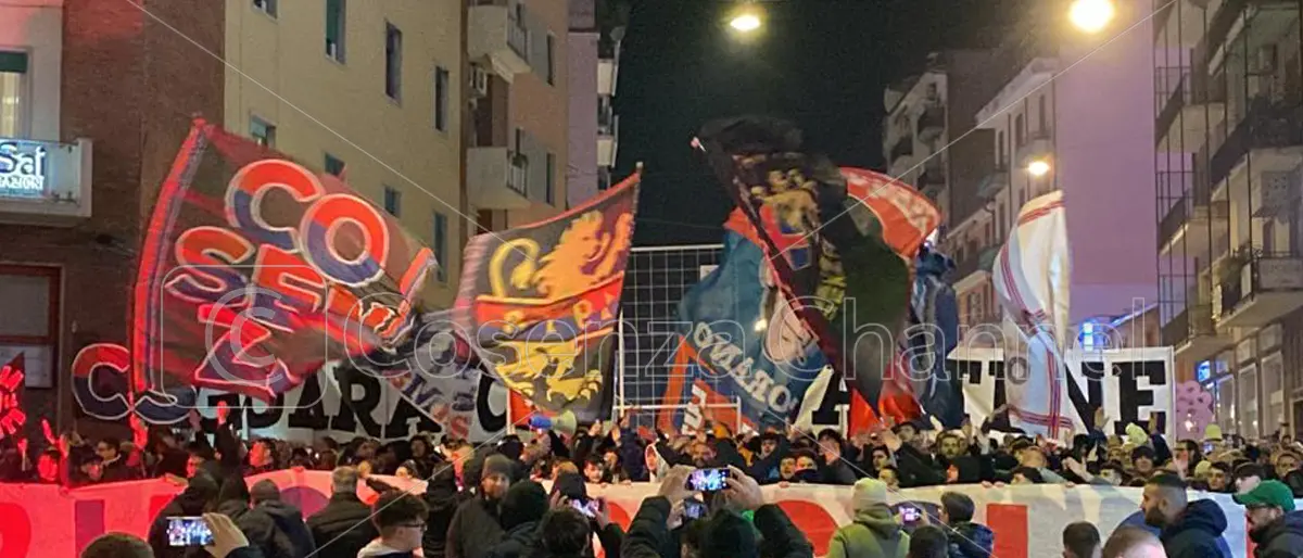 Cosenza, gli ultrà in piazza contro Guarascio: «Vai via» | VIDEO