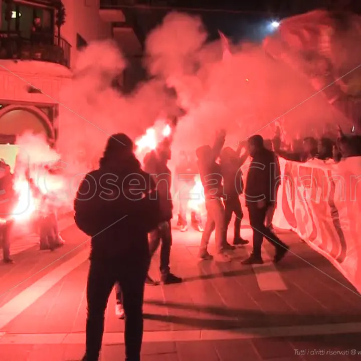 Cosenza, il video-racconto del corteo. Bandiere e fumogeni per dire no a Guarascio