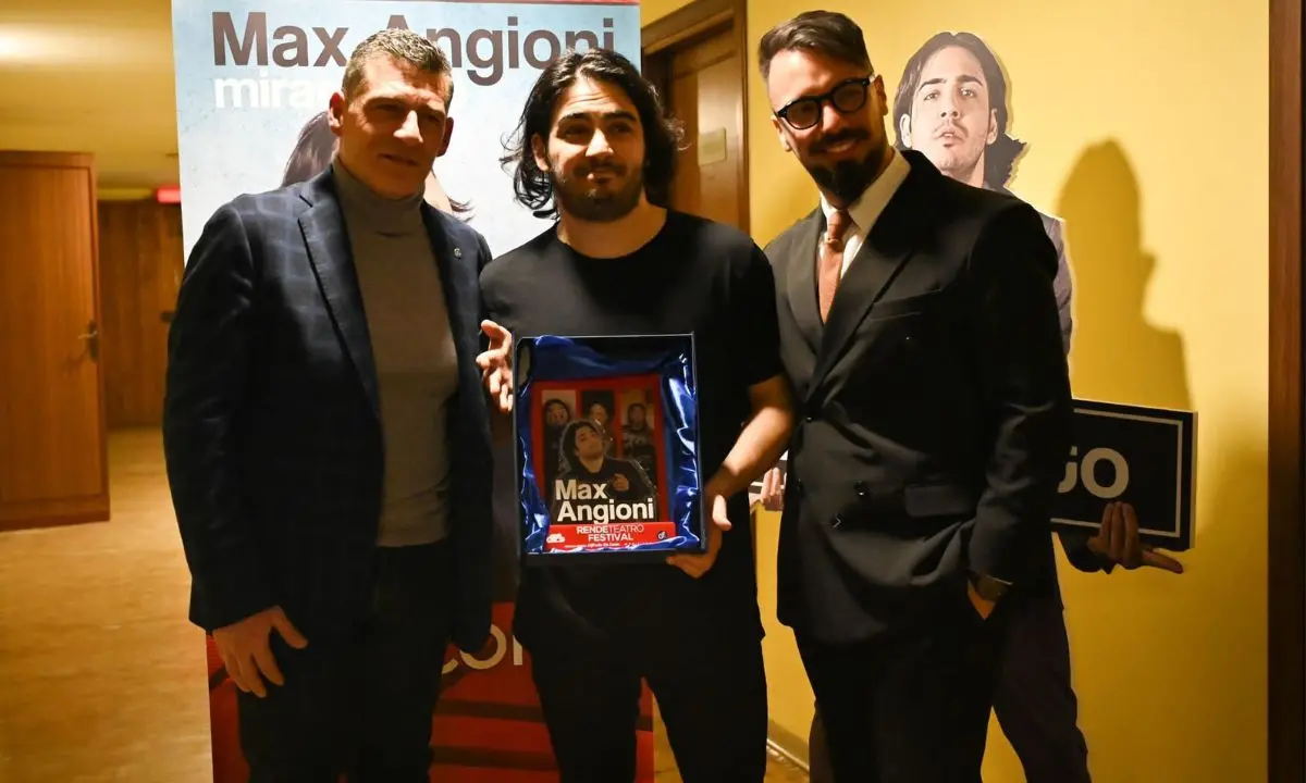 Max Angioni conquista il Cinema Garden di Rende: ancora un successo per la rassegna teatrale