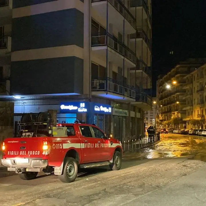 Cosenza, piazza Loreto sott'acqua per lo scoppio di una condotta idrica | VIDEO
