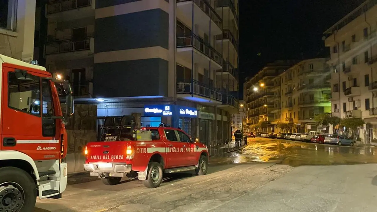 Cosenza, piazza Loreto sott'acqua per lo scoppio di una condotta idrica | VIDEO