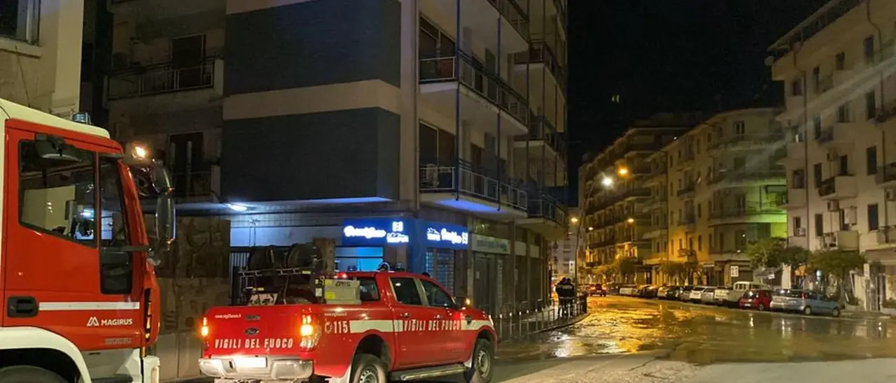 Cosenza, piazza Loreto sott'acqua per lo scoppio di una condotta idrica | VIDEO