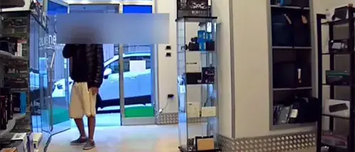 Corigliano Rossano, pizzicati mentre rubano vestiti nei negozi. Arrestati