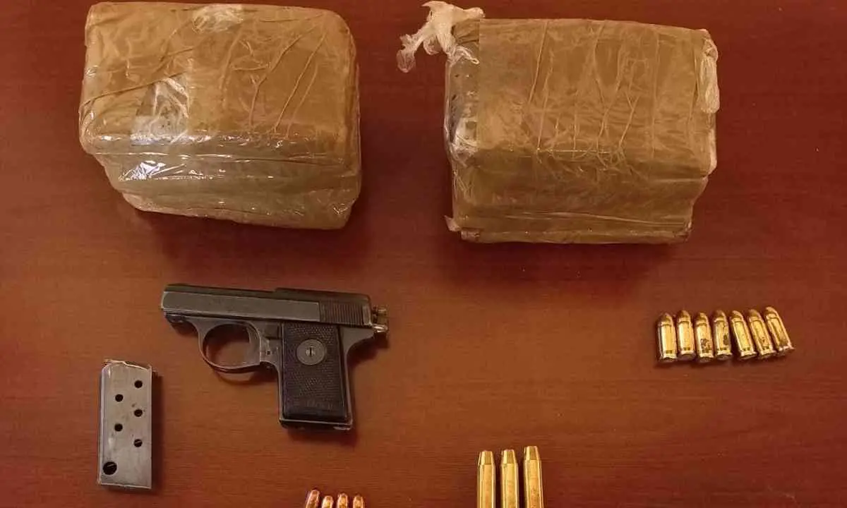 Cosenza, sequestrati in piazza Clausi Schettini pistola, munizioni e fumo