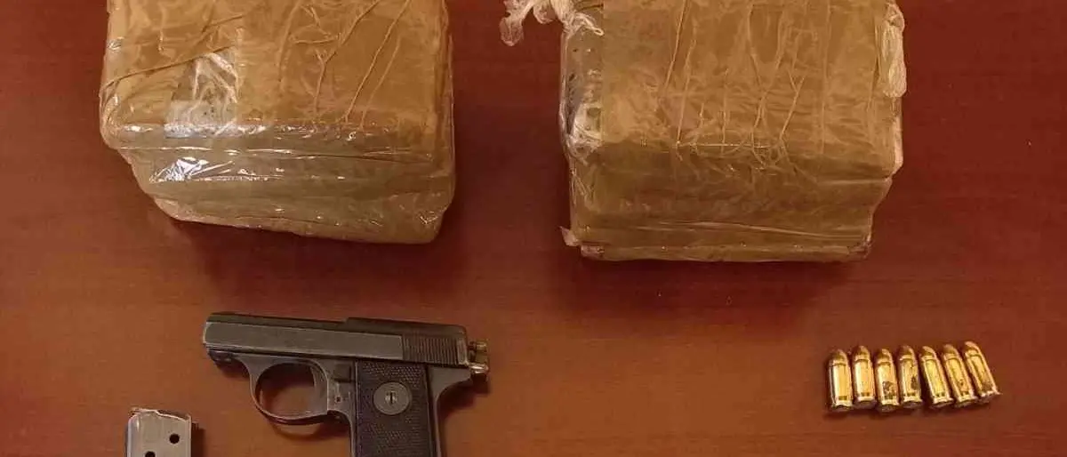 Cosenza, sequestrati in piazza Clausi Schettini pistola, munizioni e fumo