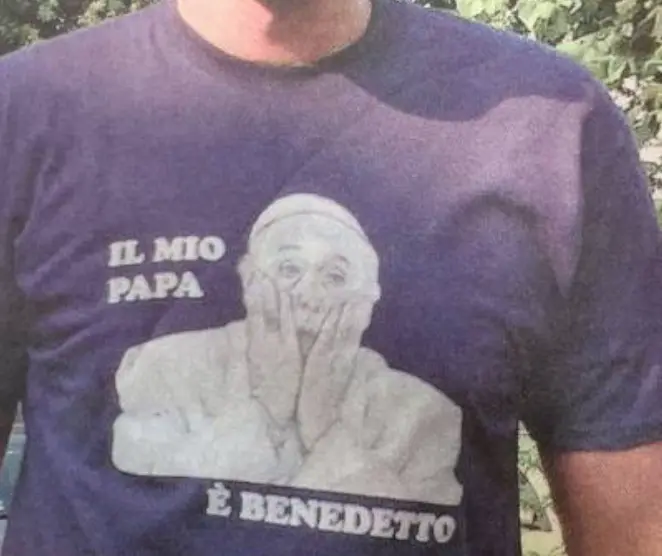 Lega Nord a Pontida con le magliette anti Papa Francesco