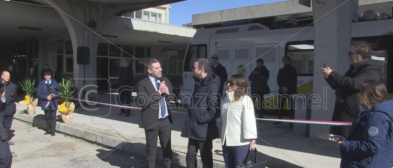 Ferrovie della Calabria, ecco la nuova flotta. A Cosenza i treni a idrogeno | VIDEO