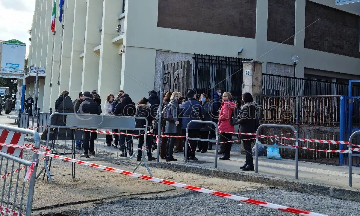 Cosenza, falso allarme antincendio all'Inps di piazza Loreto