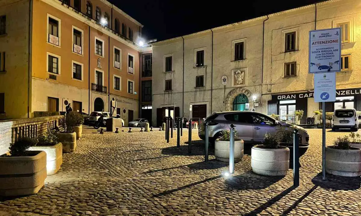 Cosenza, piazza Parrasio torna all'antico splendore dopo i lavori di manutenzione straordinaria