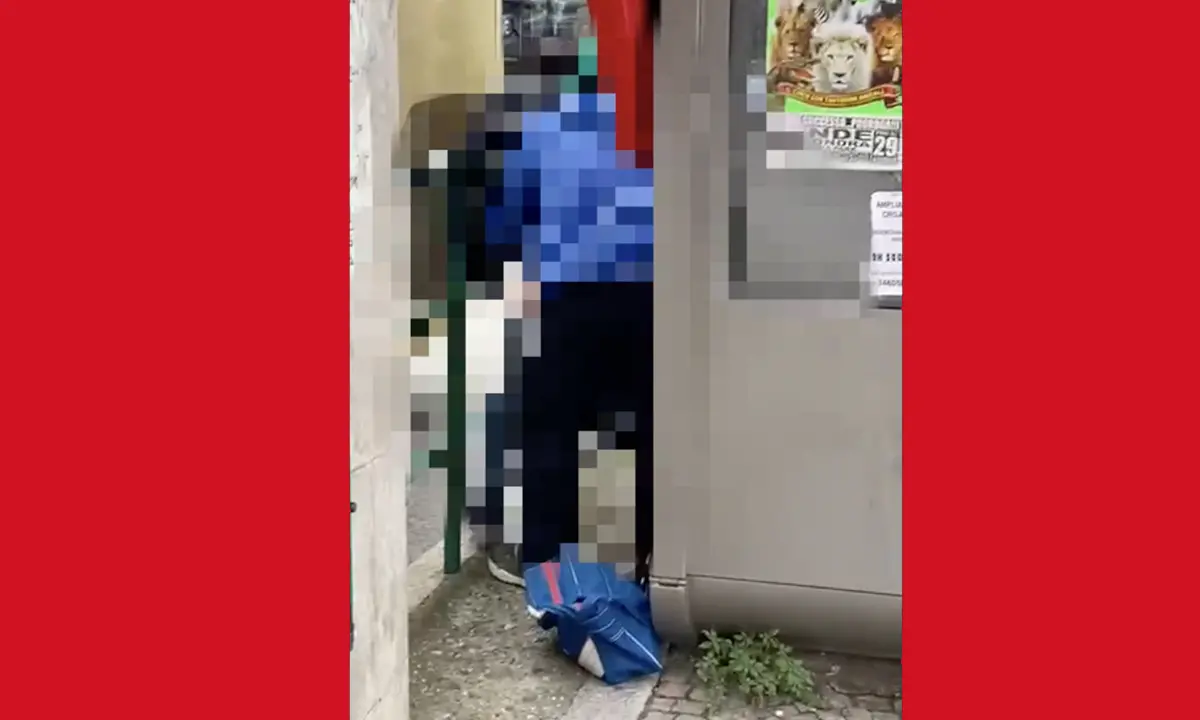 Cosenza, sesso in pieno giorno all'autostazione davanti a tutti | VIDEO