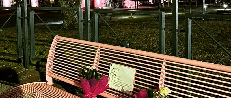 Rende, una panchina rosa a sostegno della lotta al cancro | VIDEO
