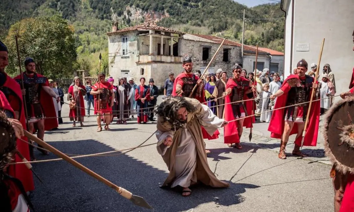 Laino Borgo si veste da Gerusalemme del sud. Il 7 aprile c'è la Giudaica
