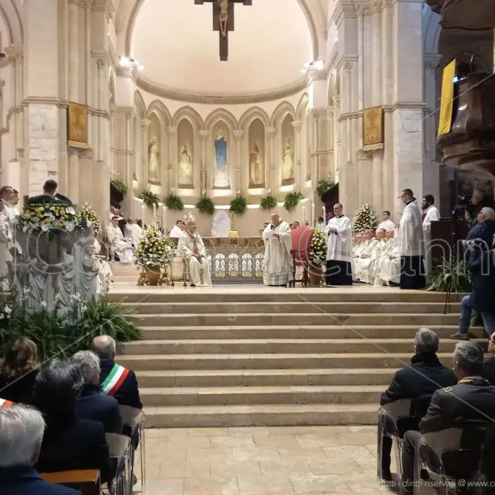 Cosenza, la prima omelia di Monsignor Checchinato: «Siamo chiamati ad essere sale e luce»