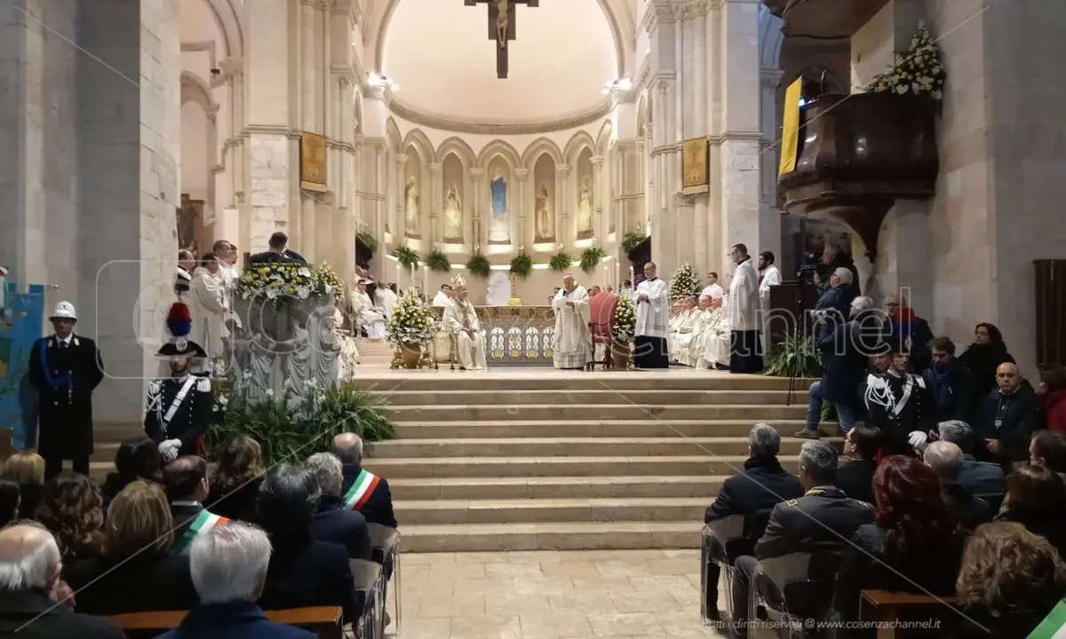 Cosenza, la prima omelia di Monsignor Checchinato: «Siamo chiamati ad essere sale e luce»