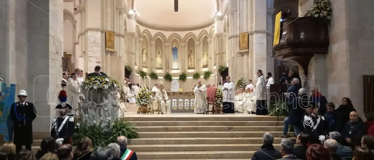 Cosenza, la prima omelia di Monsignor Checchinato: «Siamo chiamati ad essere sale e luce»