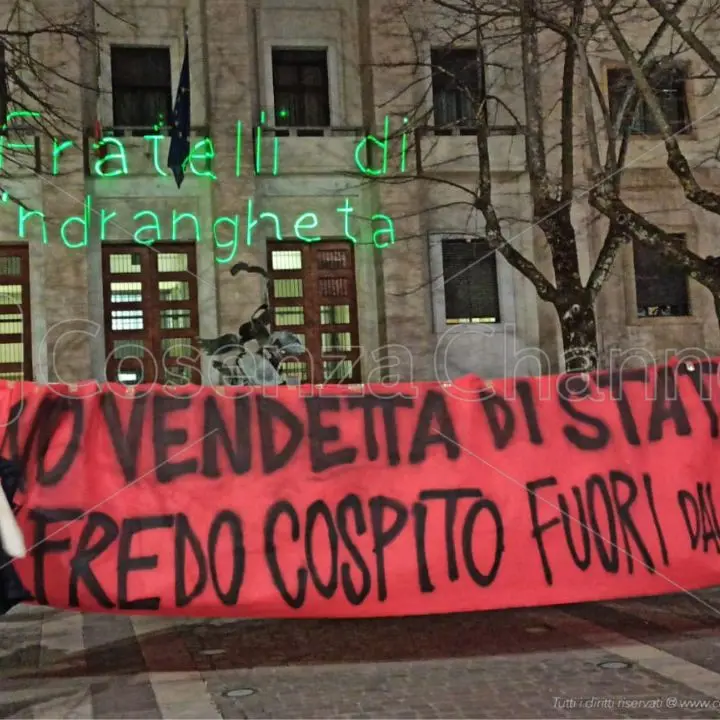 Cosenza, gli attivisti de \"La Base\" scendono in piazza per Alfredo Cospito | FOTO