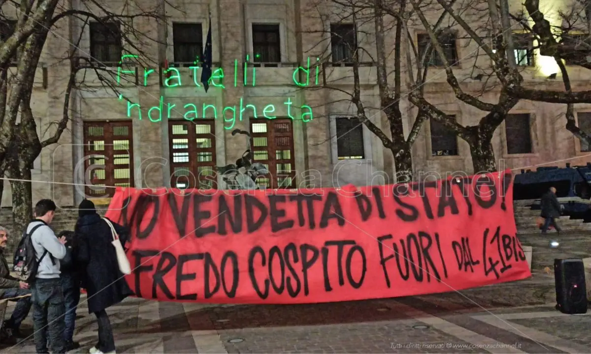 Cosenza, gli attivisti de \"La Base\" scendono in piazza per Alfredo Cospito | FOTO