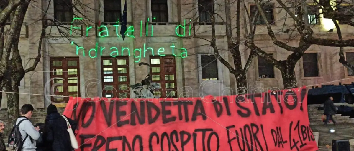 Cosenza, gli attivisti de \"La Base\" scendono in piazza per Alfredo Cospito | FOTO