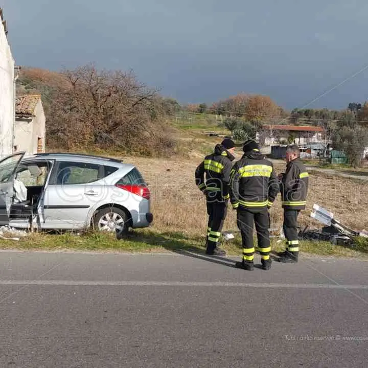 Incidente sulla 107 a Rende, auto sbanda finendo contro un edificio | FOTO
