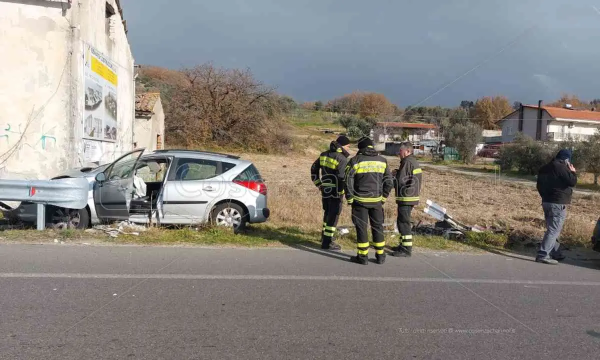 Incidente sulla 107 a Rende, auto sbanda finendo contro un edificio | FOTO