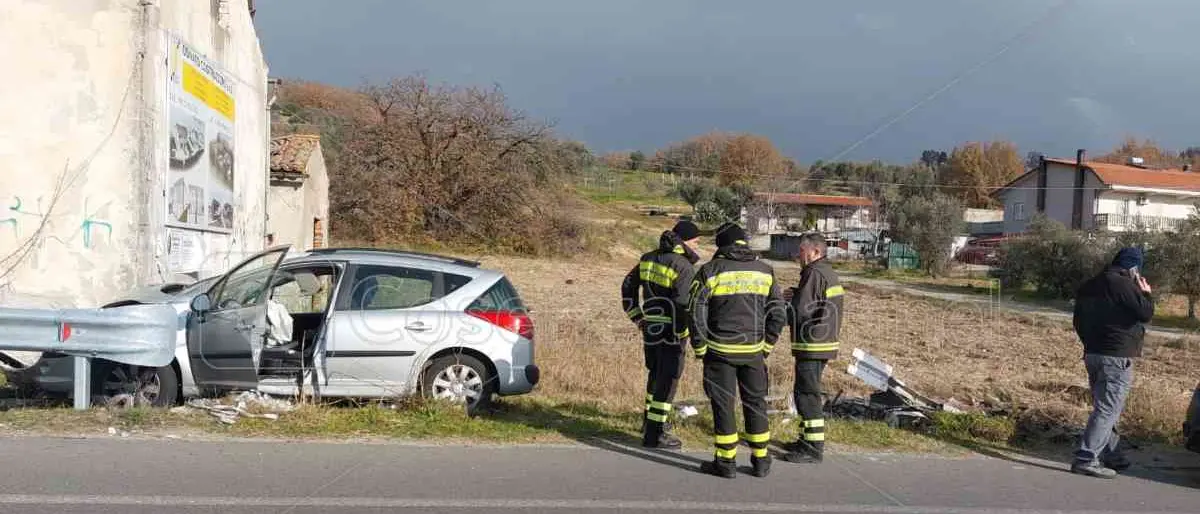 Incidente sulla 107 a Rende, auto sbanda finendo contro un edificio | FOTO