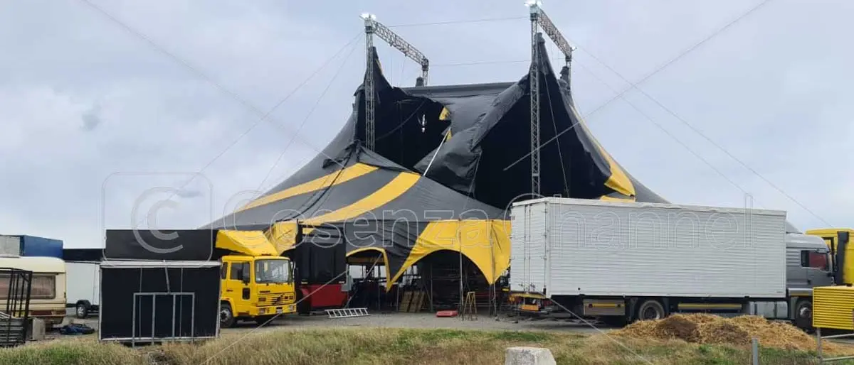 Paola, il forte vento sventra il tendone del circo Orfei