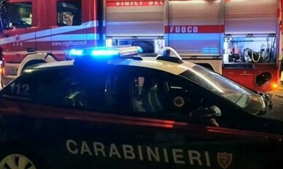 Un incendio distrugge lo storico bar a Marina di Sibari