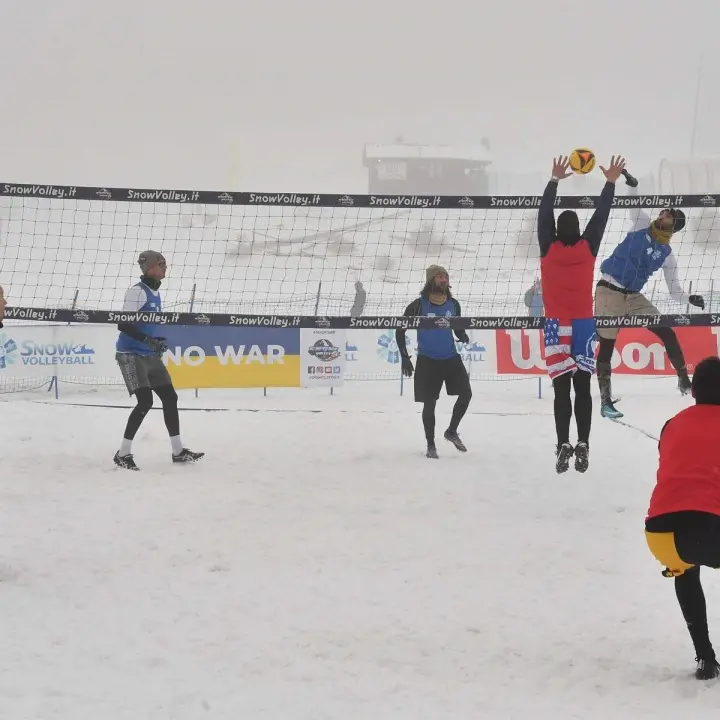 A Lorica la prima tappa del Sud Italia di snow volley, unico appuntamento in Calabria | VIDEO