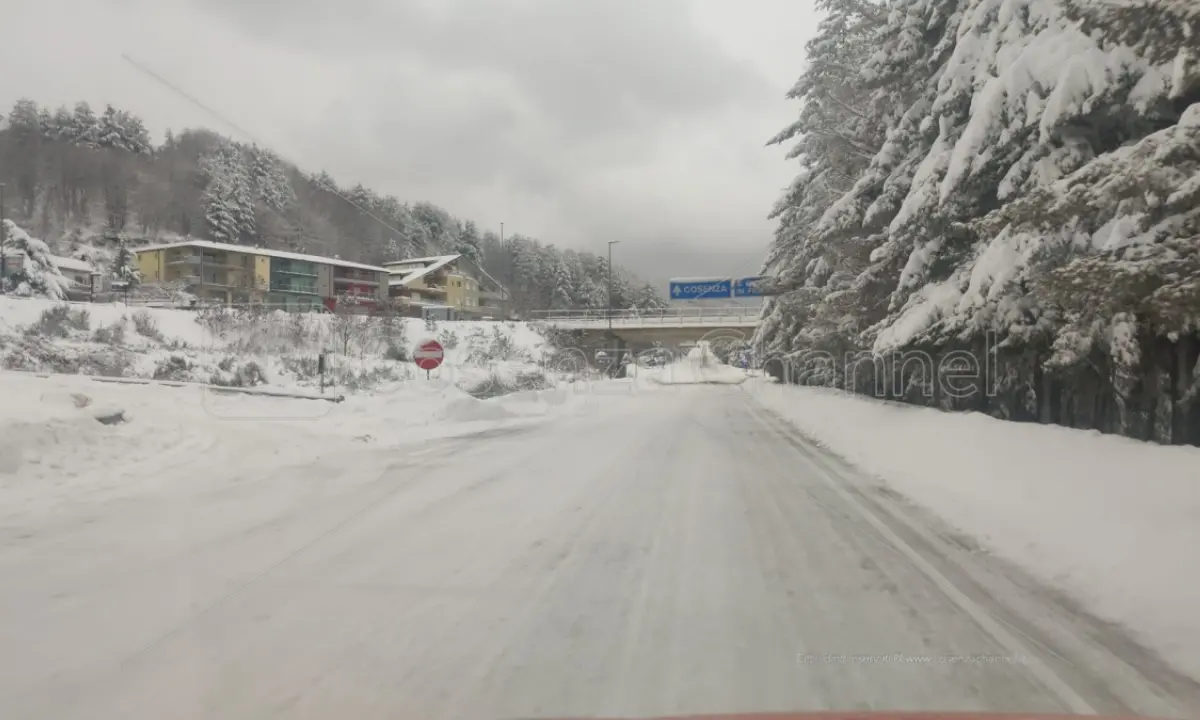 Vento forte, temperature vicine allo zero e probabili nevicate: anche oggi Cosenza si risveglia così