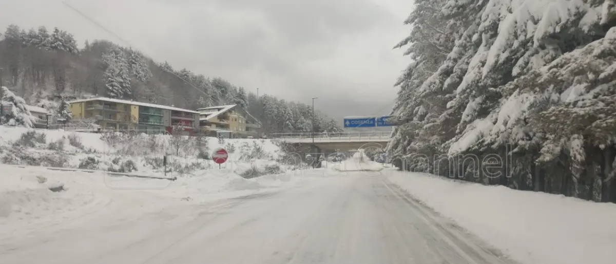 Vento forte, temperature vicine allo zero e probabili nevicate: anche oggi Cosenza si risveglia così