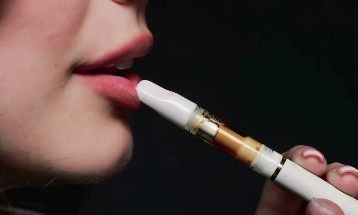 Covid, anche la sigaretta elettronica fa aumentare il rischio di sviluppare forme gravi