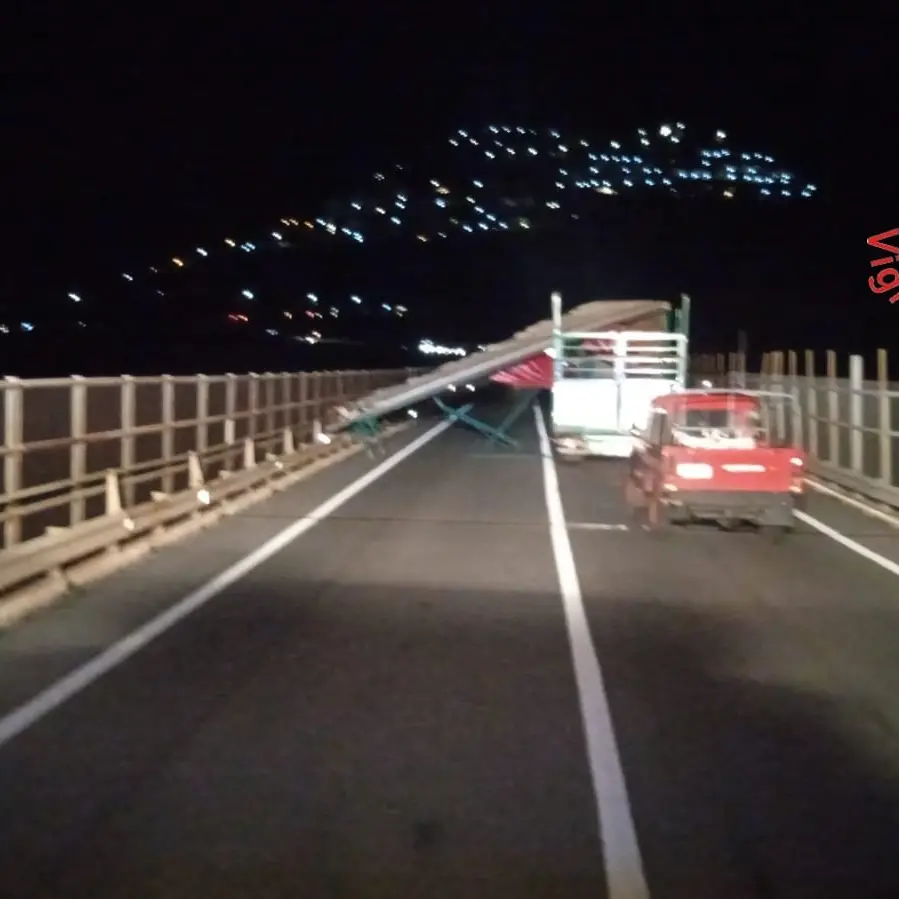 San Nicola Arcella, il vento scoperchia un telonato sulla Ss18. Vigili al lavoro sulla strada | VIDEO