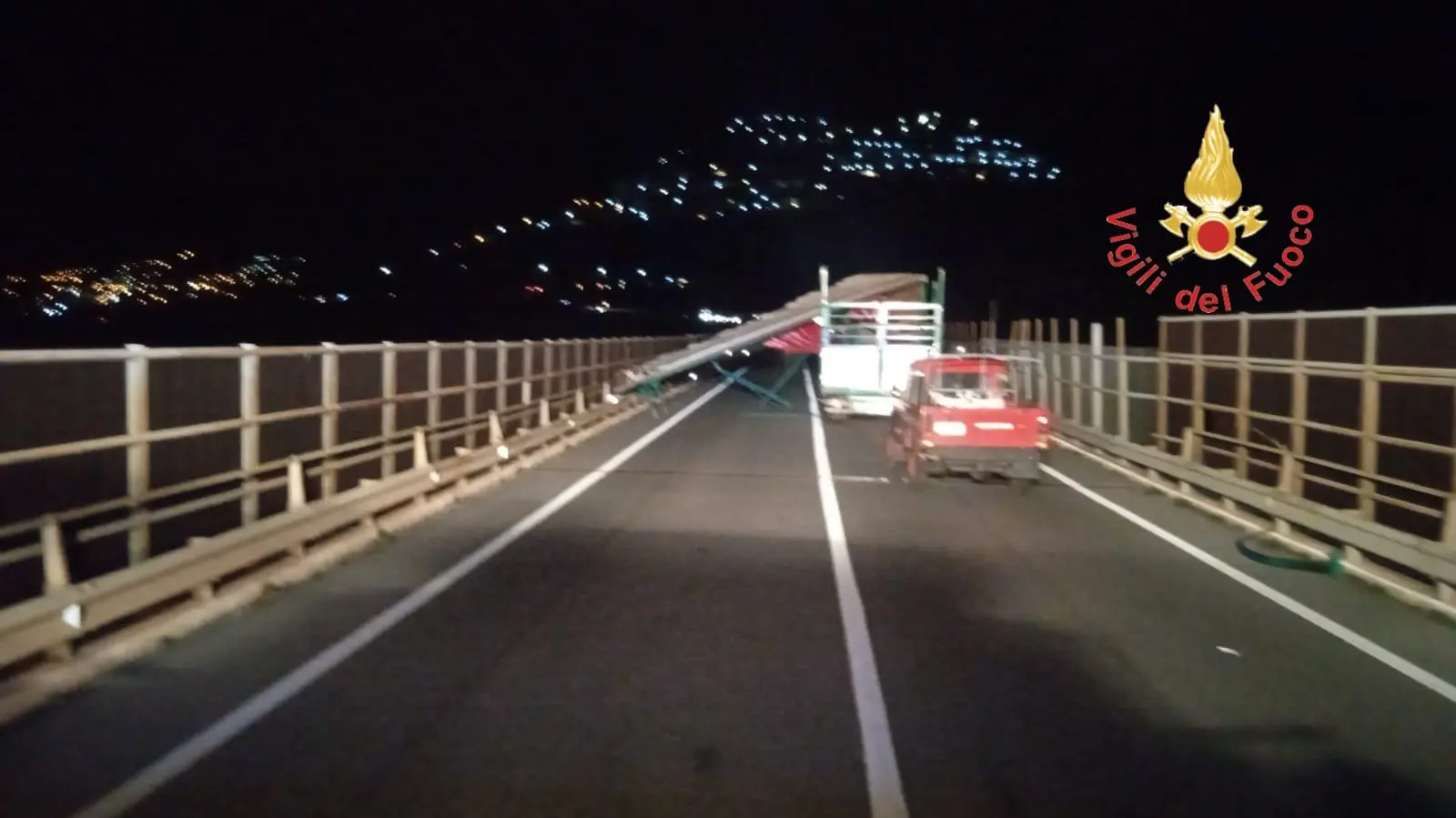 San Nicola Arcella, il vento scoperchia un telonato sulla Ss18. Vigili al lavoro sulla strada | VIDEO