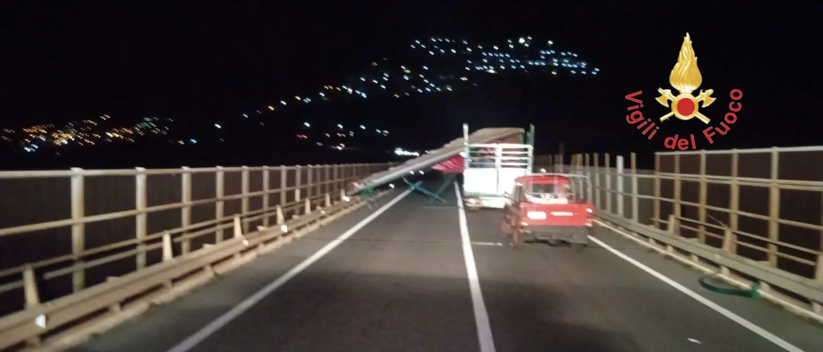 San Nicola Arcella, il vento scoperchia un telonato sulla Ss18. Vigili al lavoro sulla strada | VIDEO