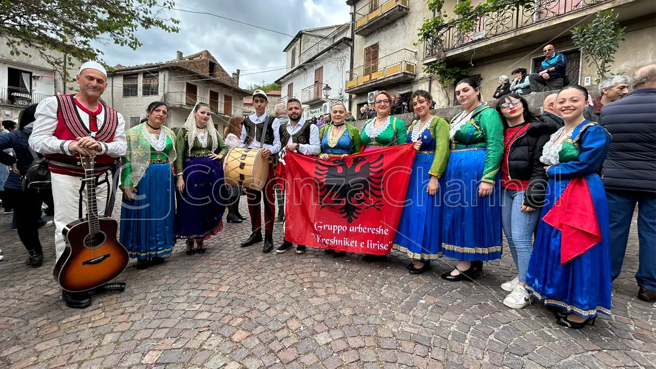 San Benedetto Ullano vestita a festa per il presidente dell'Albania Begaj | FOTO