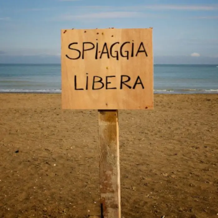 Rossano, intervento notturno sulla spiaggia: rimossi ombrelloni, sedie e giochi lasciati incustoditi\n