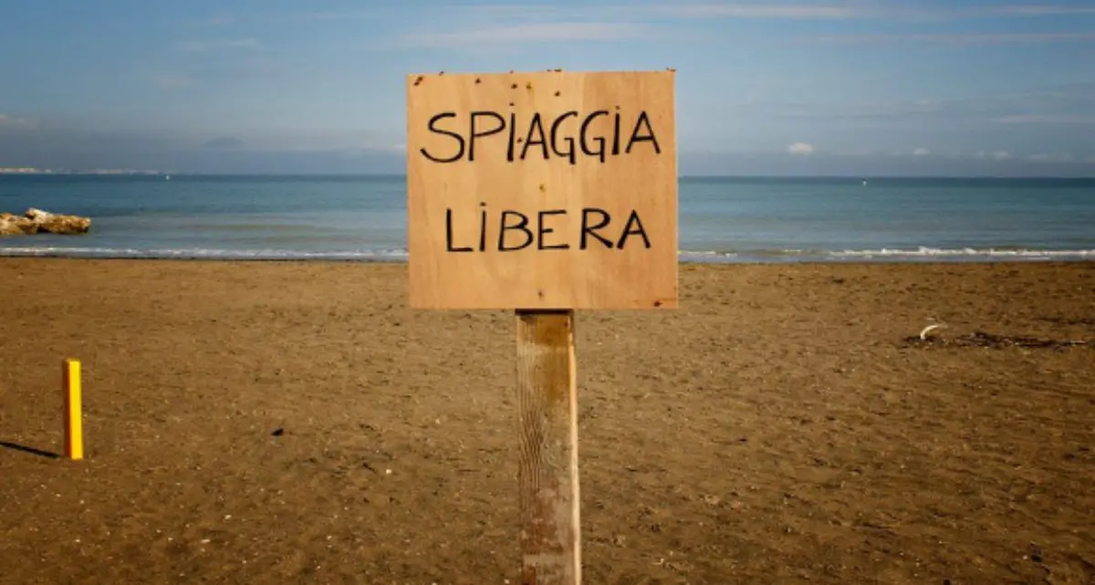 Rossano, intervento notturno sulla spiaggia: rimossi ombrelloni, sedie e giochi lasciati incustoditi\n