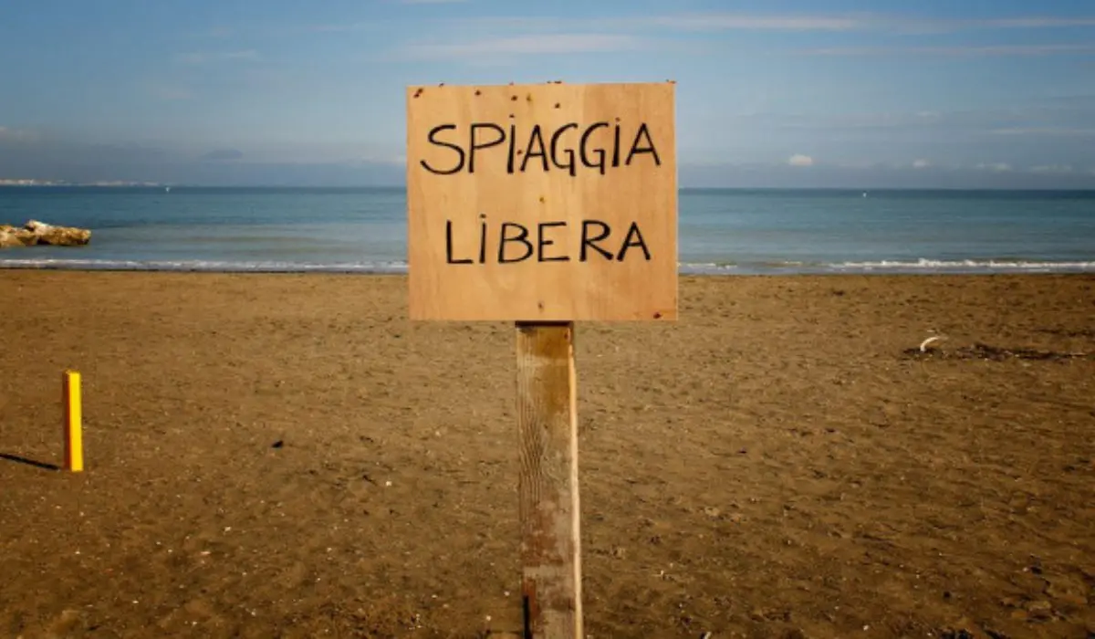 Estate 2024 in provincia di Cosenza, lidi a rischio: ci porteremo da casa ombrelloni e lettini?