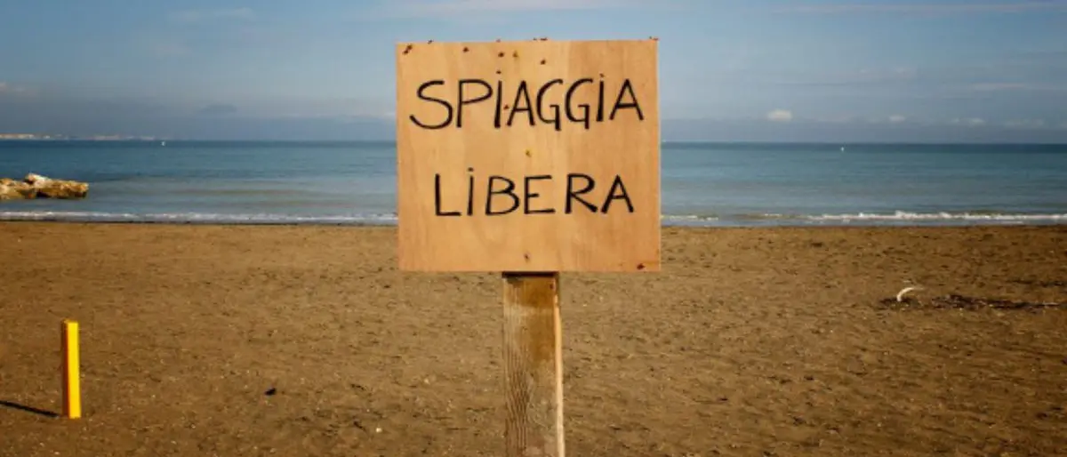 Estate 2024 in provincia di Cosenza, lidi a rischio: ci porteremo da casa ombrelloni e lettini?