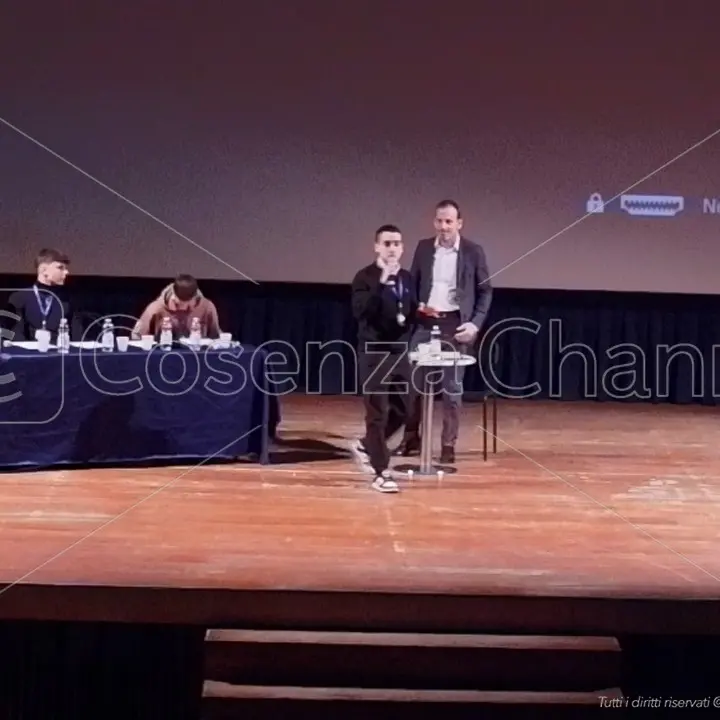 Rende, dopo la cattura di Messina Denaro il magistrato Guido si racconta agli alunni del “suo\" liceo Fermi: «Gli eroi non esistono» | VIDEO