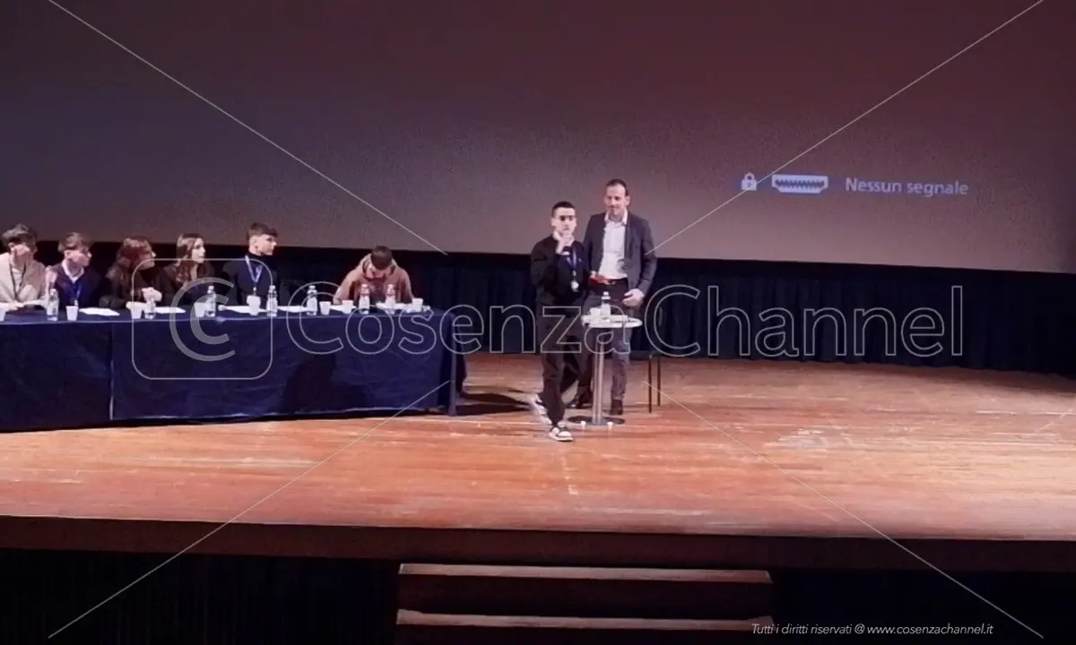 Rende, dopo la cattura di Messina Denaro il magistrato Guido si racconta agli alunni del “suo\" liceo Fermi: «Gli eroi non esistono» | VIDEO