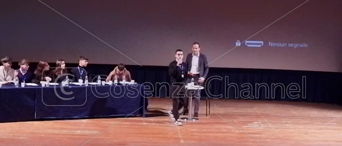 Rende, dopo la cattura di Messina Denaro il magistrato Guido si racconta agli alunni del “suo\" liceo Fermi: «Gli eroi non esistono» | VIDEO