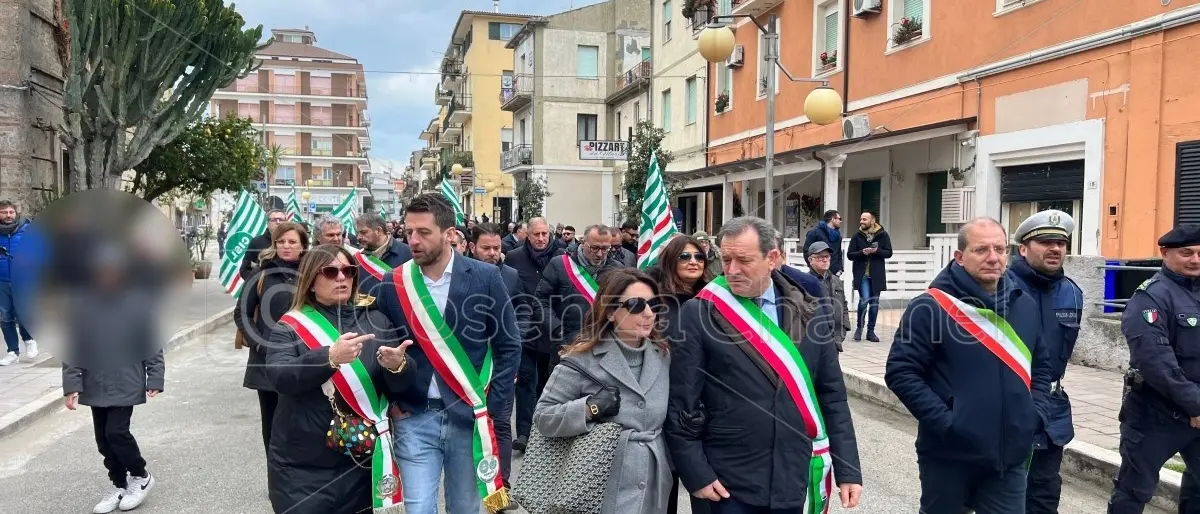 Intimidazioni nella Sibaritide, istituzioni e cittadini sfilano a Crosia: vasta adesione al corteo | VIDEO