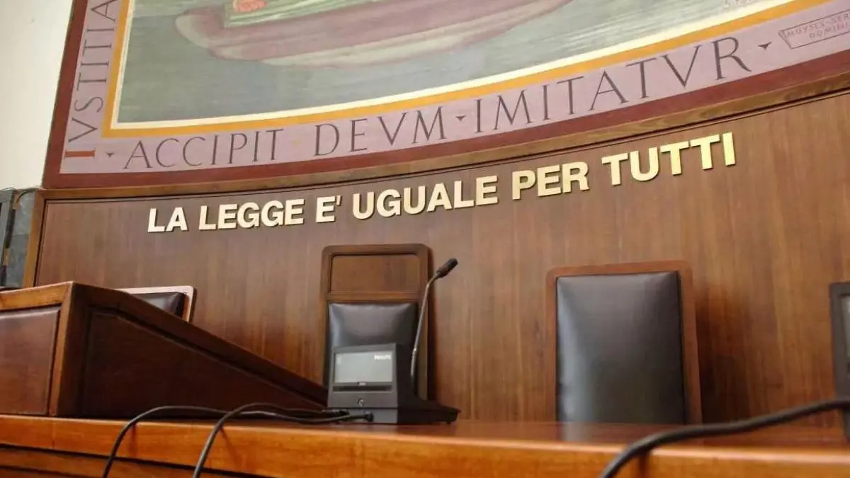 <p>Aula di giustizia</p>\\n
