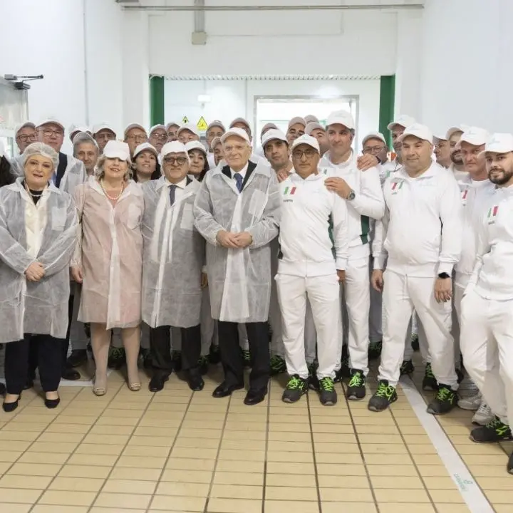 Entusiasmo per Mattarella in Calabria, il Presidente: «Il lavoro non è una merce» | VIDEO