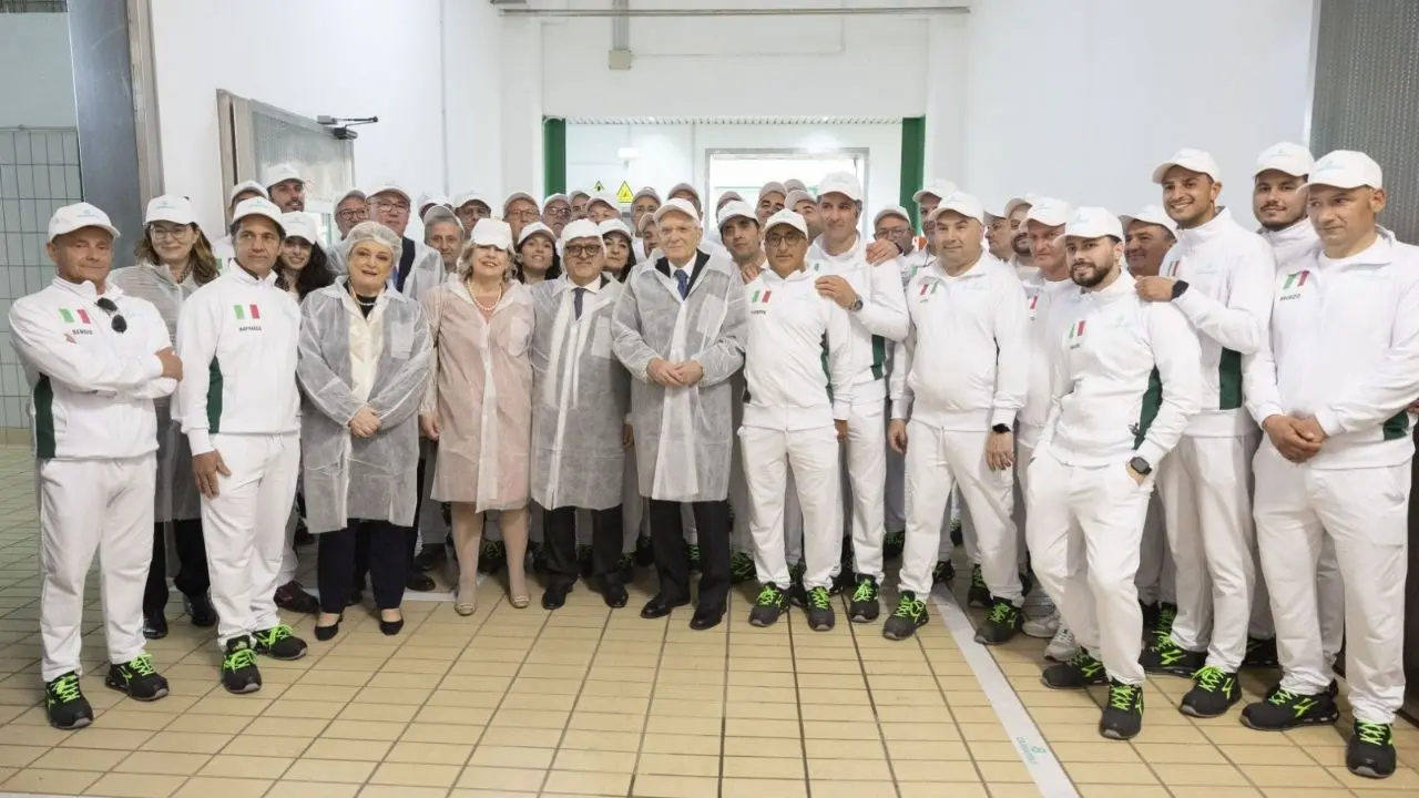 Entusiasmo per Mattarella in Calabria, il Presidente: «Il lavoro non è una merce» | VIDEO
