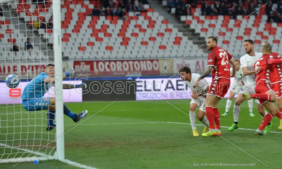 Cosenza, Bari è amara. Cheddira vanifica un buon primo tempo (2-1)