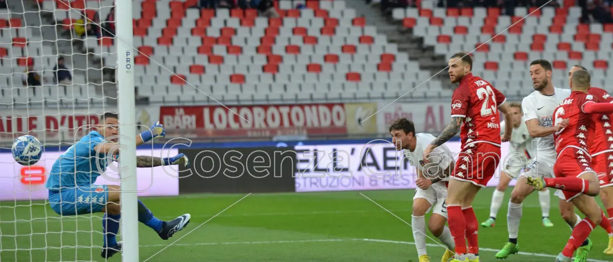 Cosenza, Bari è amara. Cheddira vanifica un buon primo tempo (2-1)