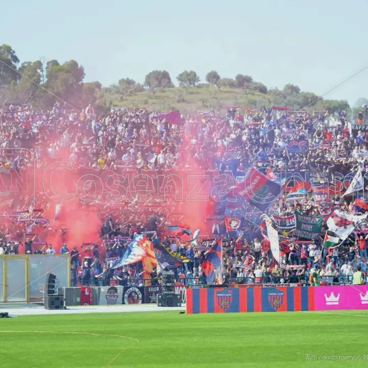 Addio a Salvatore Iaccino, la Curva Nord: «Lo ricorderemo nel nostro settore»