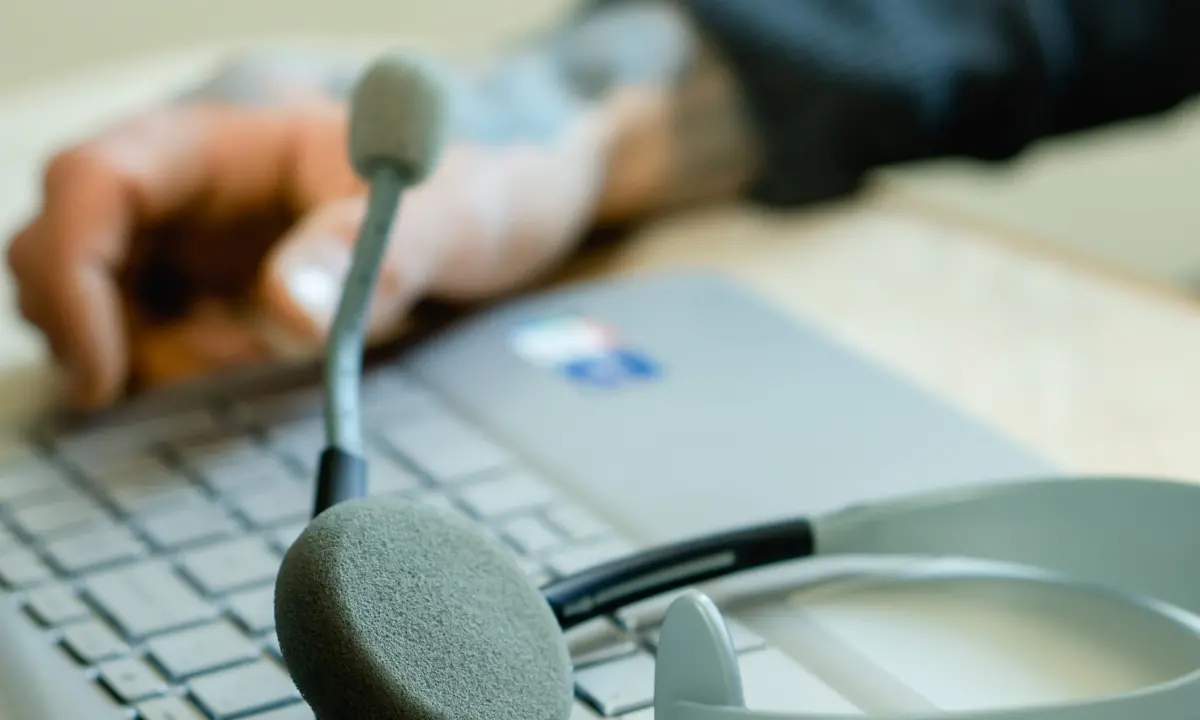 Contratti-trappola via telefono: blitz dell’Antitrust e della Finanza su sette call center